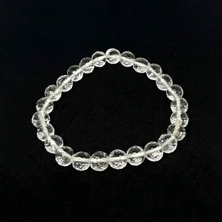 Lighten up Your Style with Our extremely beautiful Diamond-Cut Crystal/Sphatik Bracelet!